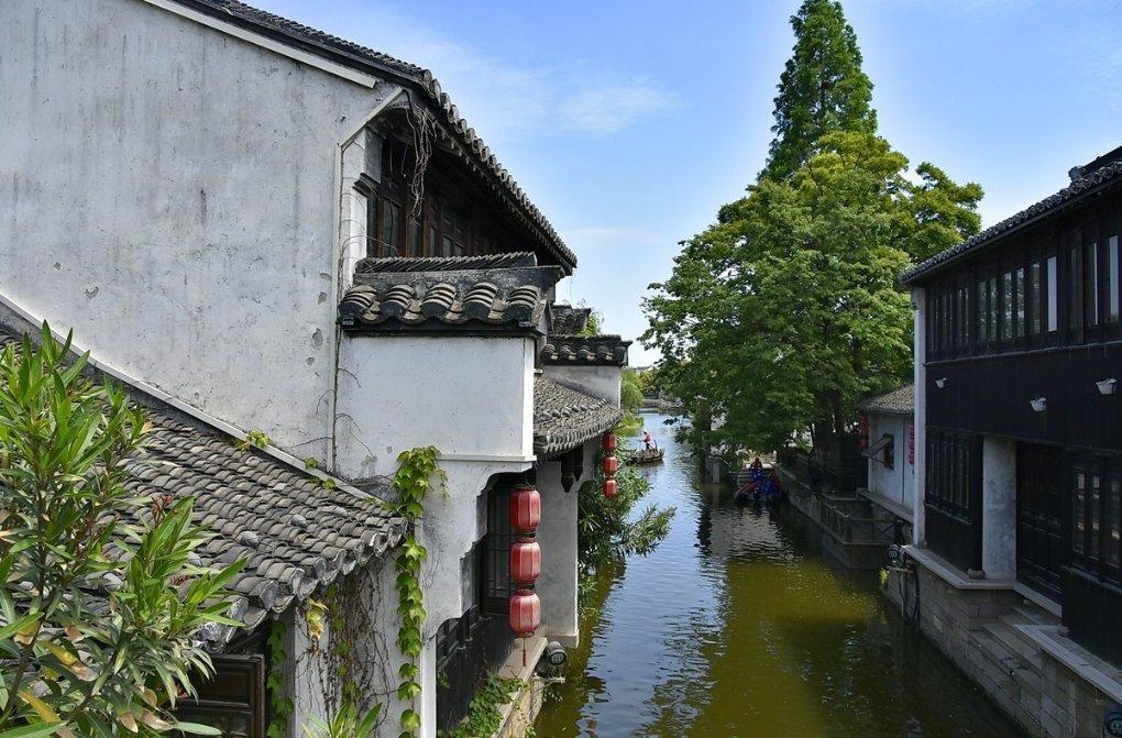 一个人花了十元钱买60块钱的肥料把四块钱买回去别人给他100元是假的他找了20元他亏了多少？